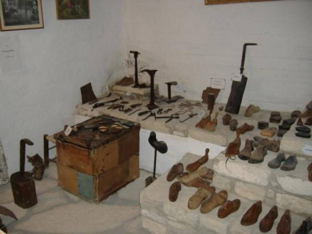 Σοκ- Μαχαίρωσε τον τσαγκάρη επειδή δεν του κόλλησε το παπούτσι