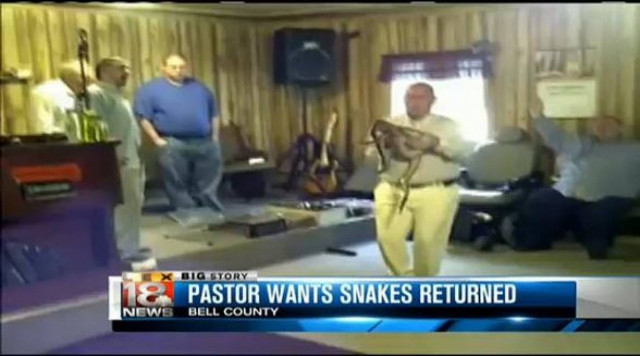 Απίστευτο: Πάστορας χρησιμοποιεί οχιές για τη λειτουργία! (βίντεο)