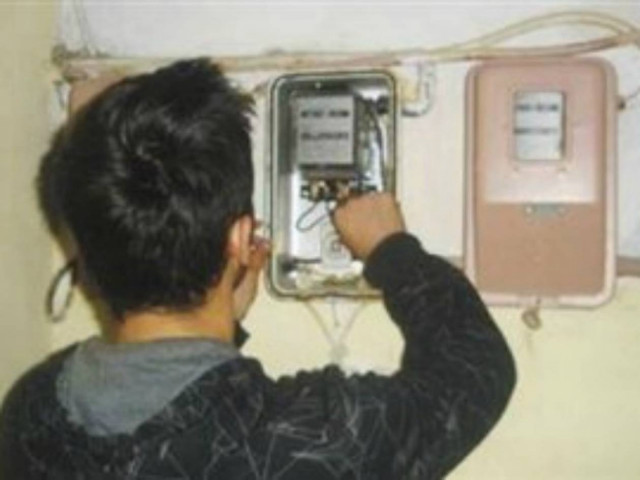 Δείτε πώς κλέβουν ρεύμα από τη ΔΕΗ «πειράζοντας» τους μετρητές