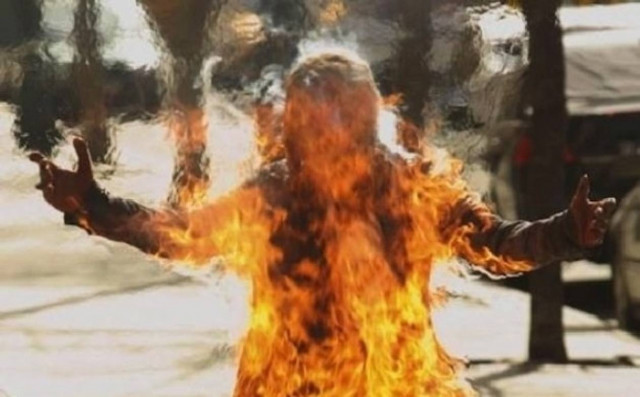 Σοκ- Αυτοπυρπολήθηκε γιατί έχασε το επίδομα ανεργίας