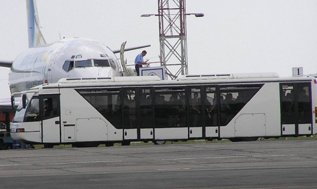 Αναγκαστική προσγείωση αεροπλάνου πριν τυλιχτεί στις φλόγες