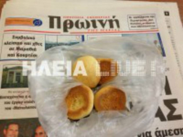 Κοριτσάκι πουλάει σπιτικά κουλούρια για να βοηθήσει τους γονείς της