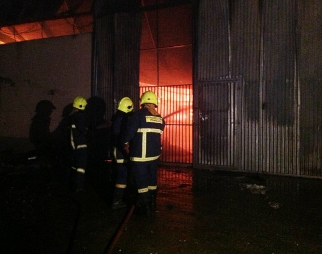 Πυρκαγιά σε αποθήκη μεταφορικής στο Ρέντη