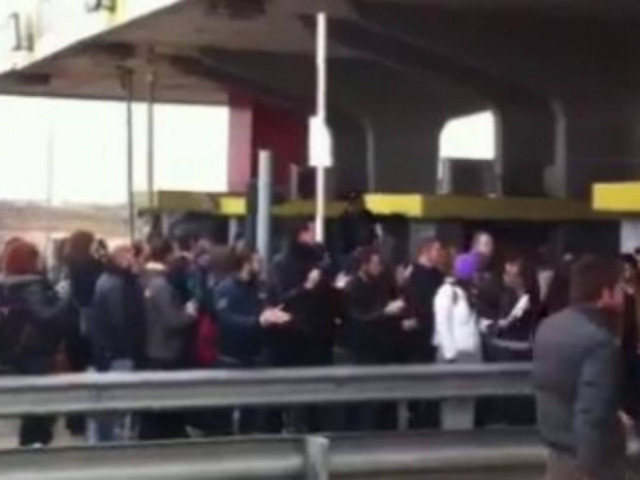 Βίντεο: Φοιτητές σήκωσαν τις μπάρες των διοδίων στα Μάλγαρα