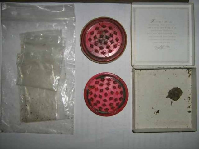 Είχε στην κατοχή του ναρκωτικά... και όλα τα "εξαρτήματα"...