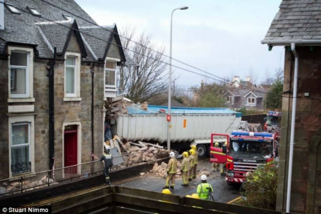 Φορτηγό... μπήκε μέσα σε σπίτι και σκότωσε μια γυναίκα