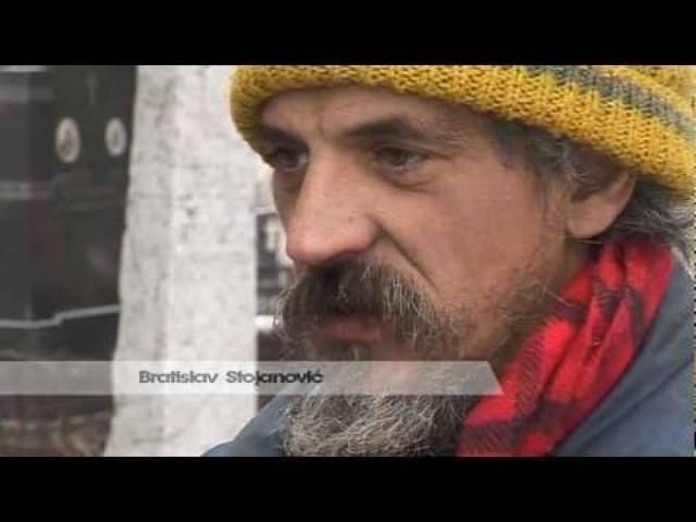 Βίντεο - ΣΟΚ: Άστεγος ζει μέσα σε τάφο εδώ και 15 χρόνια