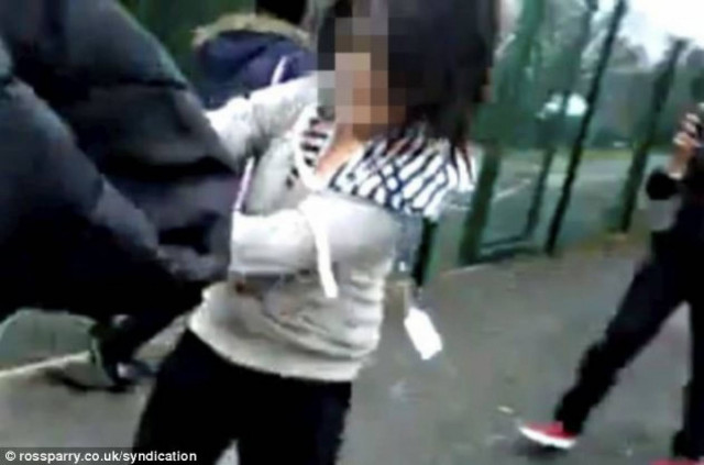 Εικόνες ντροπής στο Facebook: Άγριο ξύλο μεταξύ μαθητριών!