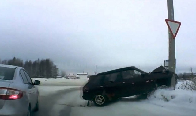Βίντεο: Οι ρώσοι οδηγοί δεν καταλαβαίνουν... ούτε τον Φλεβάρη!