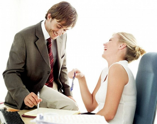 Και όμως: Το φλερτ στο γραφείο οδηγεί συχνά σε... γάμο!