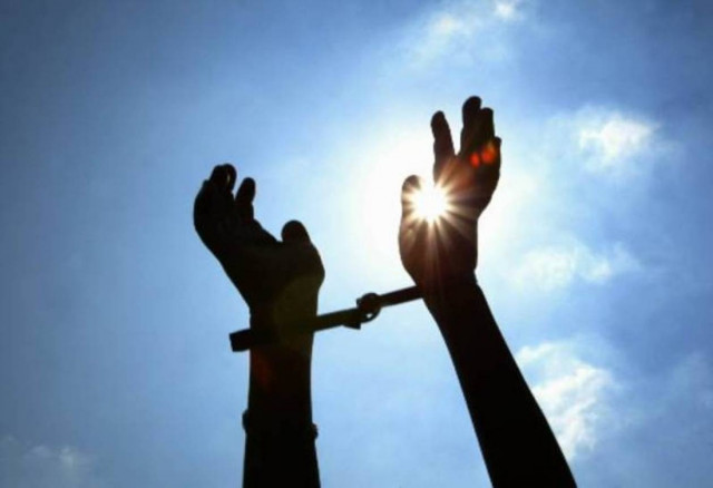 Ακτιβιστής βρέθηκε ξυλοκοπημένος και δεμένος σε δέντρο στη έρημο