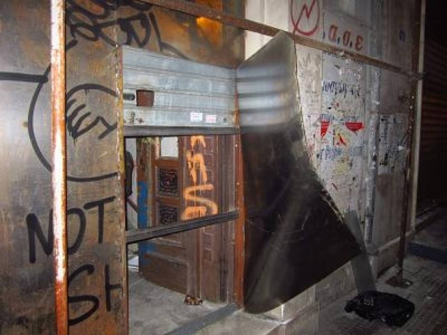 Προσαγωγές και συλλήψεις για τα επεισόδια στο Κέντρο (pics-vid)