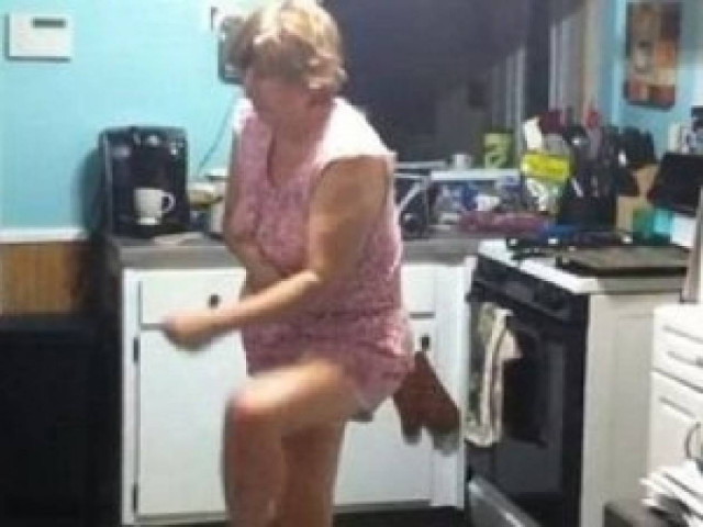 Βίντεο: Βιντεοσκοπούσε τη μητέρα του ενώ υπνοβατούσε και...