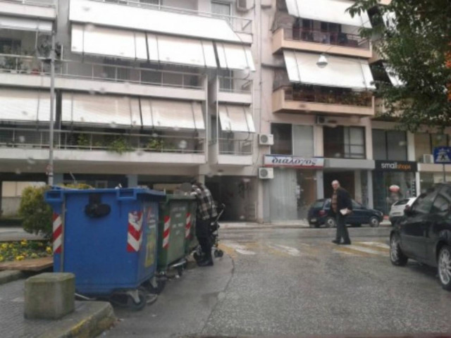 ΣΟΚ στα Τρίκαλα: Άνεργη ψάχνει στα σκουπίδια για λίγο ψωμί