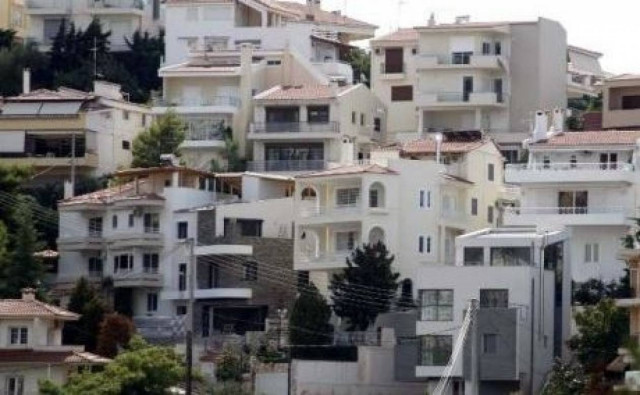 Πέφτει η αξία των ακινήτων