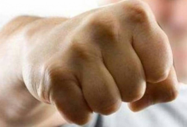 Νεαρός ξυλοκόπησε μέχρι θανάτου τον ηλικιωμένο πατέρα του