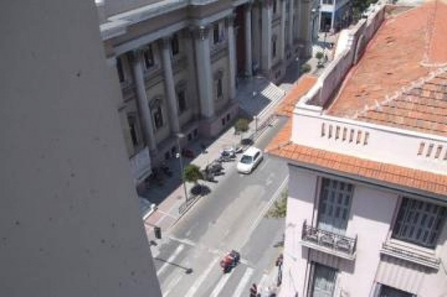 Με χρήση βίας εκμεταλλευόταν 20χρονη για εργασία