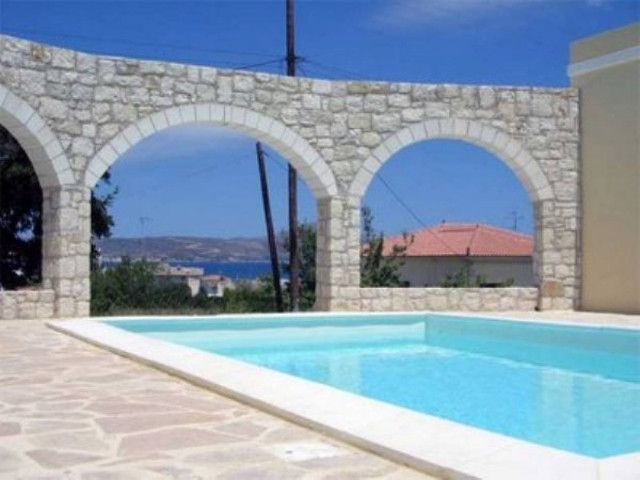 Μυστήριο με το πτώμα αλλοδαπού στην πισίνα του σπιτιού που εργαζόταν