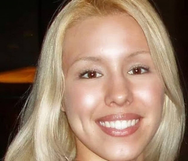 Βλέπετε μια πανέμορφη και αθώα γυναίκα; Δείτε την καλύτερα...