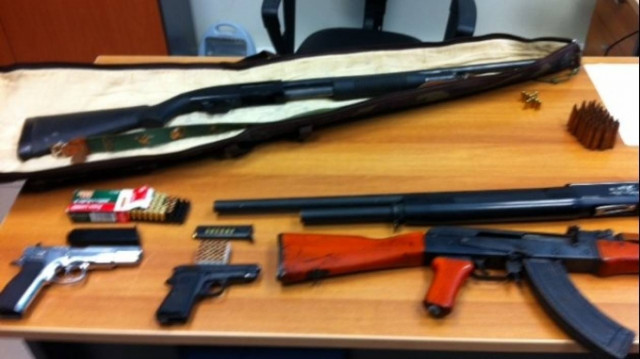 Απίστευτο: Έκρυβε όπλα κάτω από την κούνια του μωρού