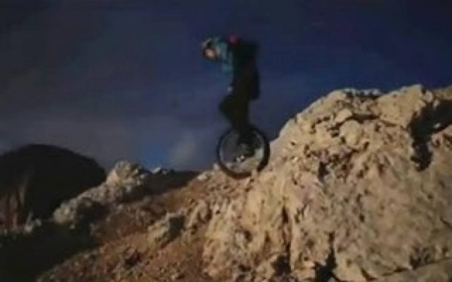 Βίντεο: Με μια ρόδα στα βράχια