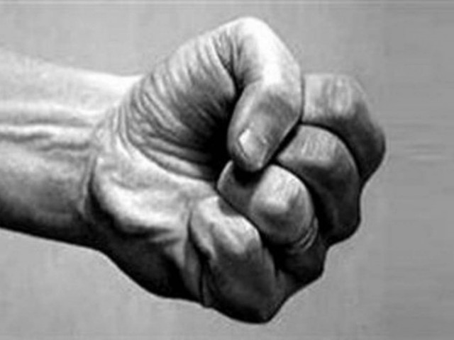 Απίστευτο: Έψαχναν τον τραυματία στο νοσοκομείο... για να τον δείρουν!