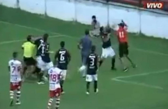 Βίντεο: Eισβολή οπαδού και μπουνιές!