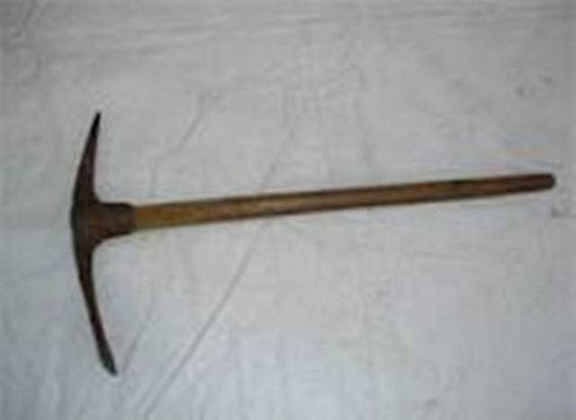 Εύβοια: Την σκότωσε χτυπώντας την με κασμά στο κεφάλι