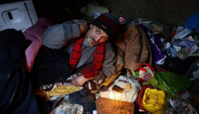 Έχασε το σπίτι του από χρέη και ζει σε... τάφο!