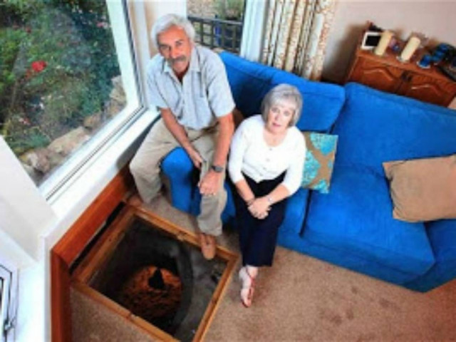 Έπαθαν ΣΟΚ όταν ανακάλυψαν στο σαλόνι τους ένα…