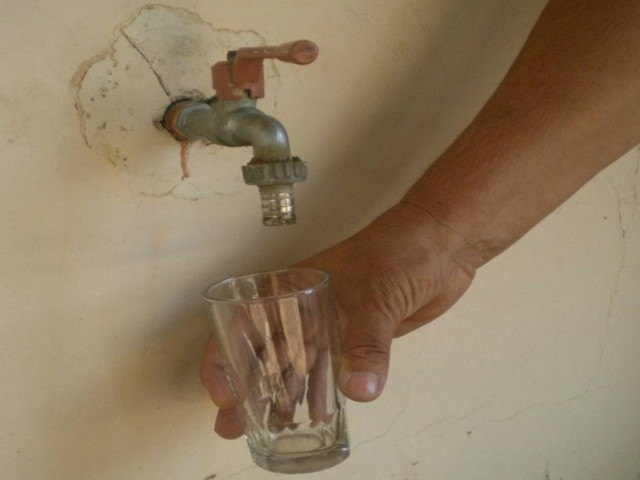 Πίνουν νερό... με χώμα στον Πύργο!