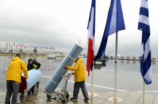 Όλα έτοιμα στο αεροδρόμιο για την υποδοχή Ολάντ (ΦΩΤΟ)