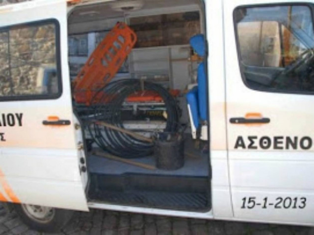Απίστευτο:Ασθενοφόρο στην Λέσβο μεταφέρει υδραυλικούς και υλικά