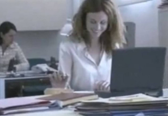 Βίντεο: Φλερτάροντας στο γραφείο...