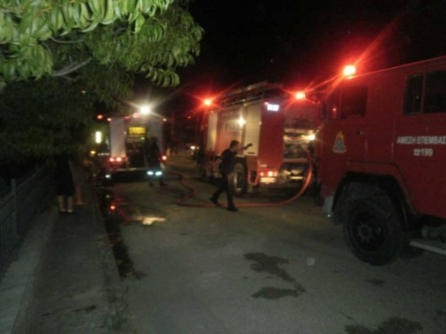Στις φλόγες εγκαταλελειμμένη βιοτεχνία στο Μενίδι