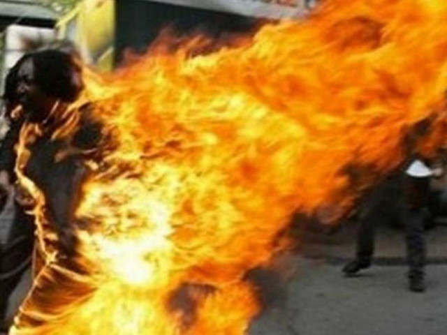 Σοκ-Γυναίκα αυτοπυρπολήθηκε μέσα σε τράπεζα