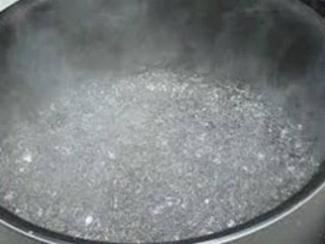 Του έριξε καυτό νερό στα γεννητικά όργανα ενώ κοιμόταν...