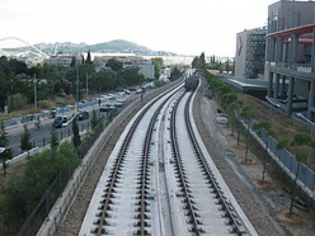 Πήδηξε από την πεζογέφυρα της Νερατζιώτισσας στις γραμμές