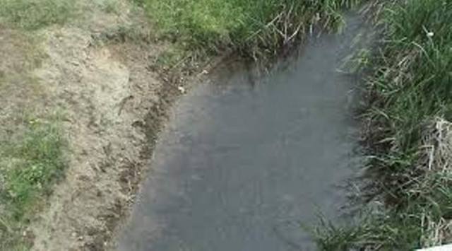 Ασυνείδητος παππούς: Δείτε τι απόβλητα πετούσε μέσα στο νερό