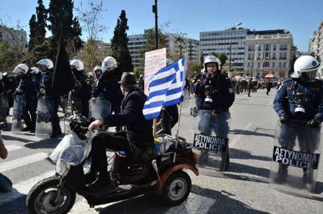«Μπλόκο» των ΜΑΤ για να μην περάσουν οι διαδηλωτές προς τη Βουλή