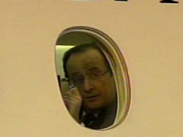 ΔΕΙΤΕ: Τι έκανε ο Ολάντ αμέσως μόλις μπήκε στο αεροπλάνο;