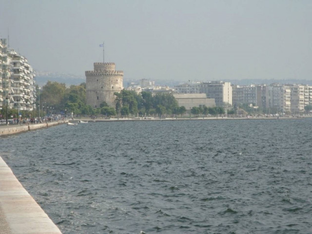 Βούτηξαν στον Θερμαϊκό για να σώσουν 23χρονη που πήγε να αυτοκτονήσει