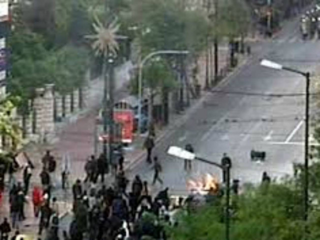 ΤΩΡΑ: Μολότοφ και δακρυγόνα στα Προπύλαια(pics)