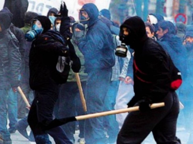 ΠΡΙΝ ΛΙΓΟ: Κουκουλοφόροι έριξαν κάτω από τις μηχανές αστυνομικούς