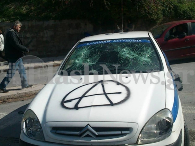 Δείτε το περιπολικό που αναποδογύρισαν οι διαδηλωτές (pics)