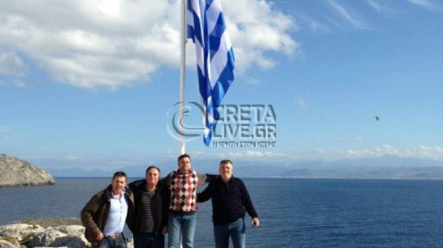 Συγκλονιστικό: Γεμίζουν τις βραχονησίδες με τη γαλανόλευκη! (pics)