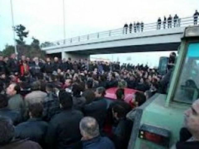 ΤΩΡΑ: Κομμένη η Ελλάδα στα δύο-Αγρότες στον κόμβο της Νίκαιας