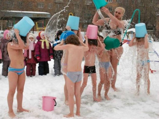 Βίντεο: Νήπια κάνουν μπάνιο με παγωμένο νερό στους -15 βαθμούς!
