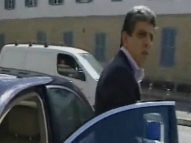 Βίντεο: Κατέβασαν υπουργό από το αυτοκίνητό του για να το κατασχέσουν