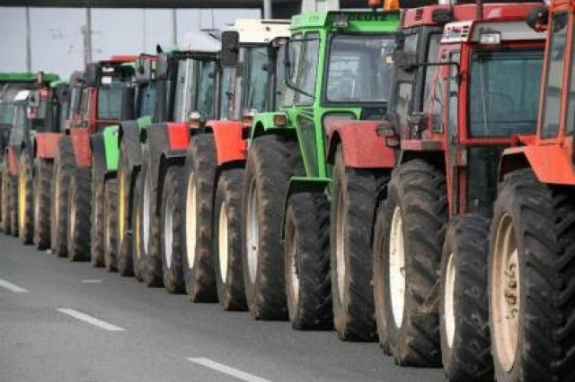 Παραμένουν στα μπλόκα οι αγρότες
